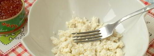 бутерброды с красной икрой, сыром и яйцом. Шаг 3