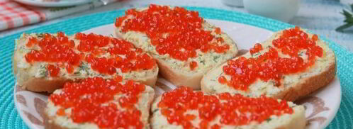 бутерброды с красной икрой, сыром и яйцом. Шаг 8