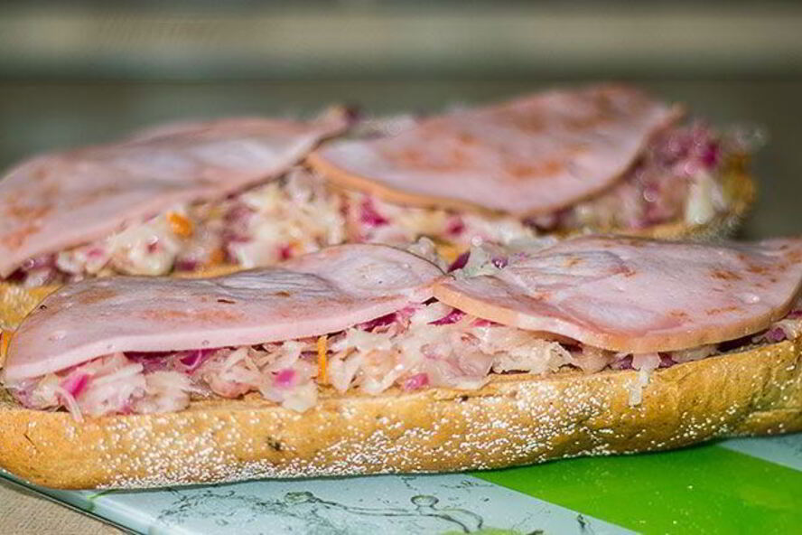 Рецепт бутербродов с квашеной капустой и колбасой