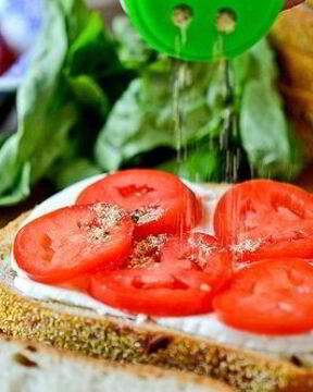 Бутерброды с помидорами и чесноком