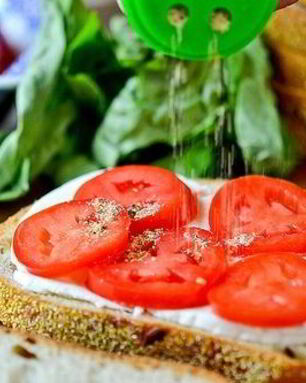 Бутерброды с помидорами и чесноком