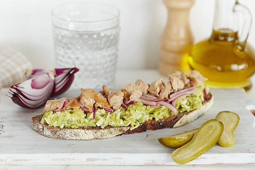 Рецепт бутербродов с яйцами, печенью трески и авокадо