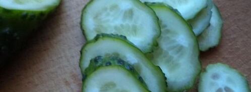 бутерброды со шпротами с черным хлебом и чесноком. Шаг 3