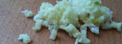 бутерброды со шпротами с черным хлебом и чесноком. Шаг 5