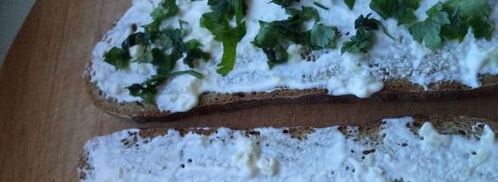 бутерброды со шпротами с черным хлебом и чесноком. Шаг 7