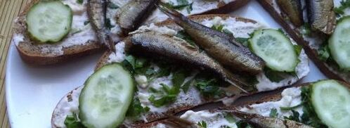 бутерброды со шпротами с черным хлебом и чесноком. Шаг 9