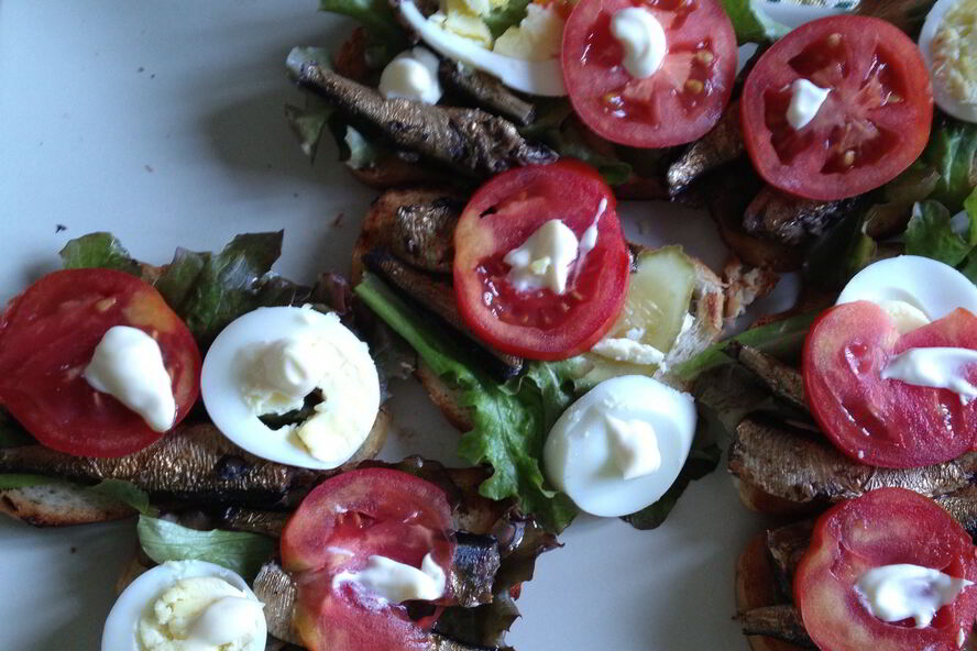 Рецепт бутербродов со шпротами, яйцом и помидорами