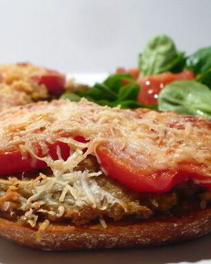 Горячие бутерброды с баклажаново-кунжутной икрой и томатами