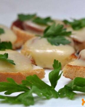 Горячие бутерброды с колбасой и сыром