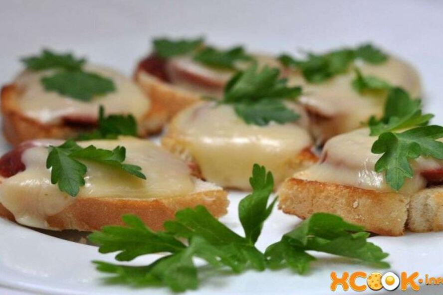 Рецепт горячих бутербродов с колбасой и сыром