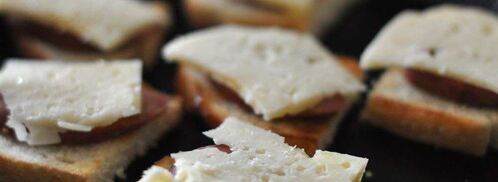 горячие бутерброды с колбасой и сыром. Шаг 3