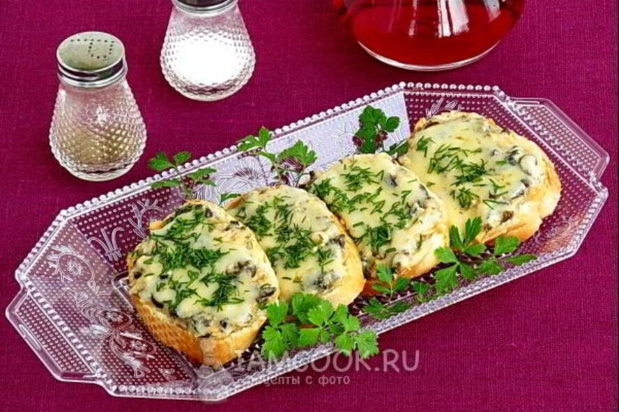 Рецепт горячих бутербродов с консервированным лососем и маслинами