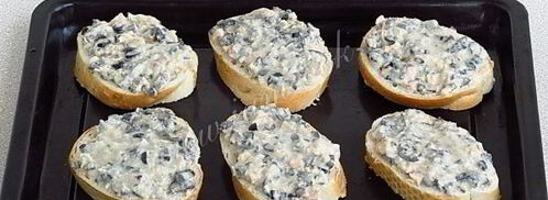 горячие бутерброды с консервированным лососем и маслинами. Шаг 8