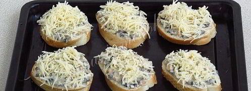 горячие бутерброды с консервированным лососем и маслинами. Шаг 10