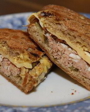 Горячий бутерброд с тунцом и сыром по-орегонски