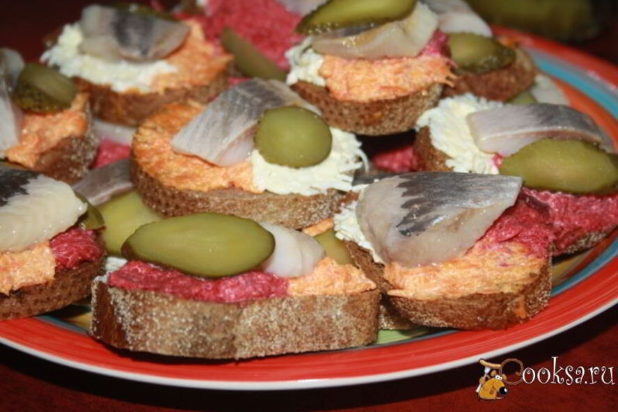 Рецепт разноцветных бутербродов с сельдью