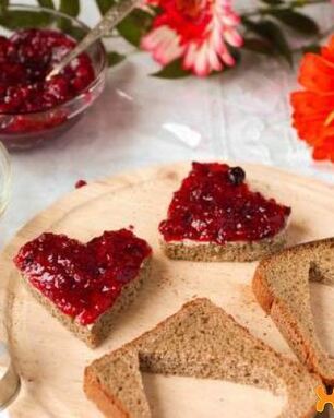 Романтические бутерброды на завтрак в виде сердца