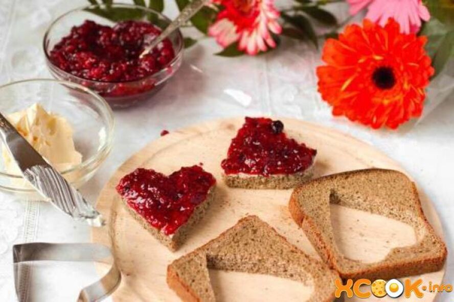 Рецепт романтических бутербродов на завтрак в виде сердца