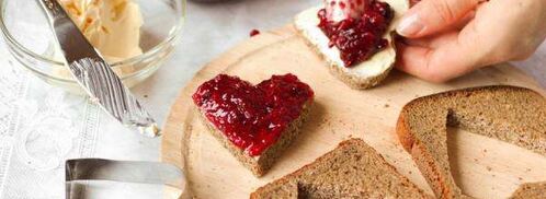 романтические бутерброды на завтрак в виде сердца. Шаг 3