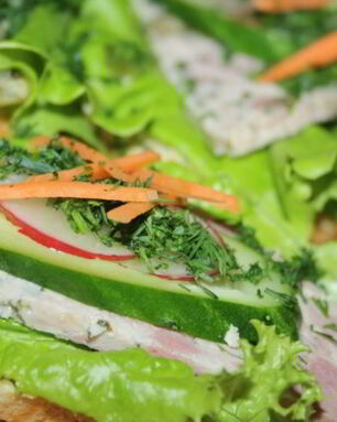 Яркие бутерброды с домашней ветчиной к завтраку