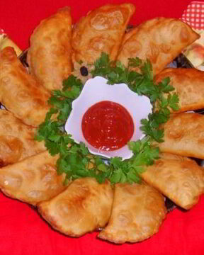 Чебуреки по-домашнему с пикантным соусом