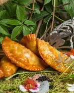 Чебуреки с говядиной и с песто из запеченного болгарского перца