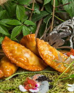 Чебуреки с говядиной и с песто из запеченного болгарского перца