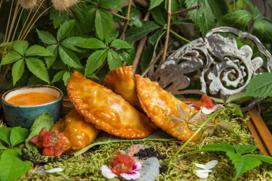 Рецепт чебуреков с говядиной и с песто из запеченного болгарского перца