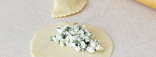 чебуреки с творогом и зеленью. Шаг 7