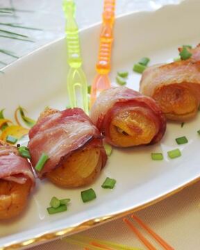 Фаршированная курага в беконе