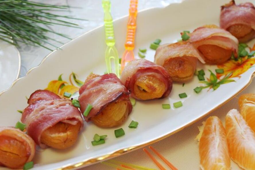 Рецепт фаршированной кураги в беконе