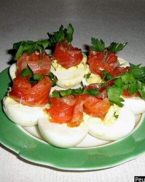 Яйца, фаршированные семгой
