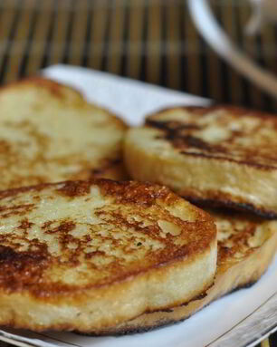 Гренки с яйцом на сковороде