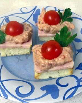 Канапе Делис с ветчиной и фасолью