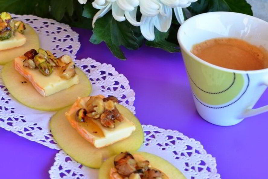 Рецепт канапе француженка из яблок, сыра и орехов