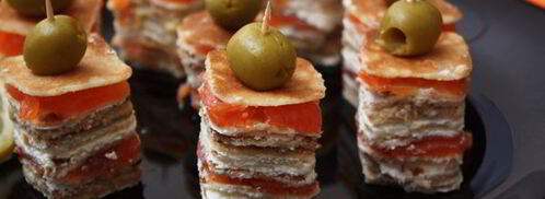 канапе из блинов на шпажках. Шаг 6