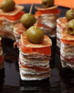 Канапе из блинов с лососем на шпажках