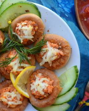 Канапе из сушек с горбушей