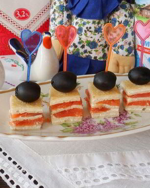 Канапе с блинами и семгой