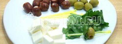 канапе с копчеными колбасками. Шаг 3