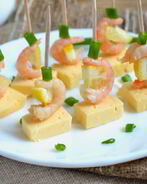 Канапе с креветками на шпажках