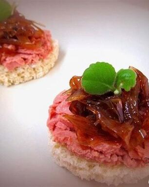Канапе с куриным паштетом и луковым конфитюром
