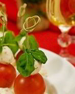 Канапе с моцареллой к шампанскому