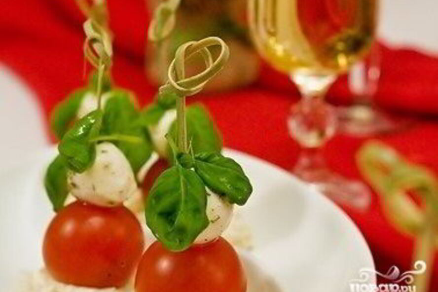 Рецепт канапе с моцареллой к шампанскому