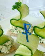 Канапе с огурцом на шпажках