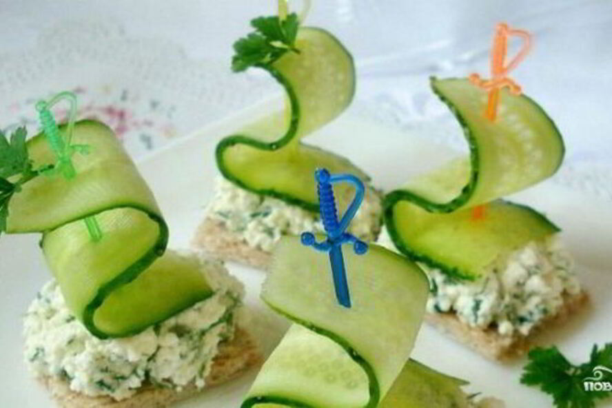 Рецепт канапе с огурцом на шпажках