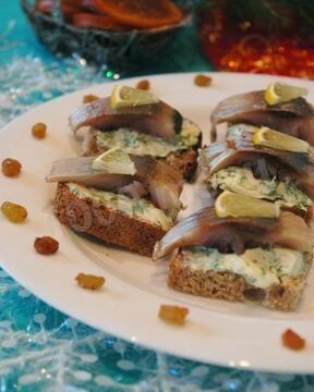 Канапе с селедкой и черным хлебом на шпажках