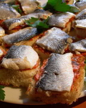 Канапе с селедкой и томатным маслом