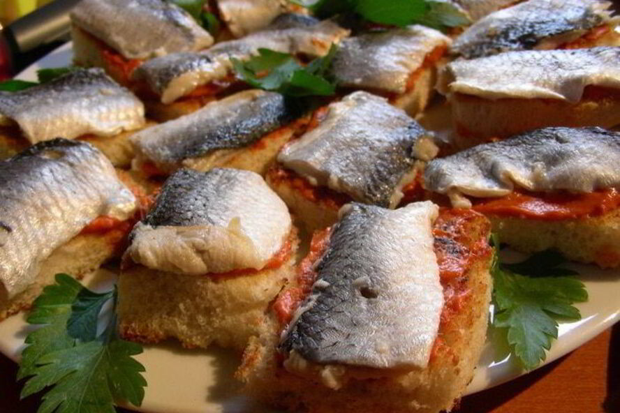 Рецепт канапе с селедкой и томатным маслом