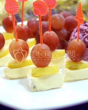 Канапе с сыром и виноградом
